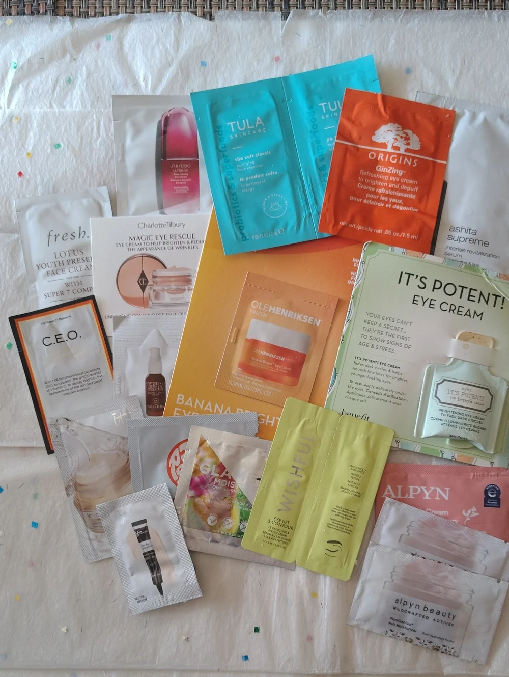 LOT of 18 LUXURY BEAUTY SAMPLES